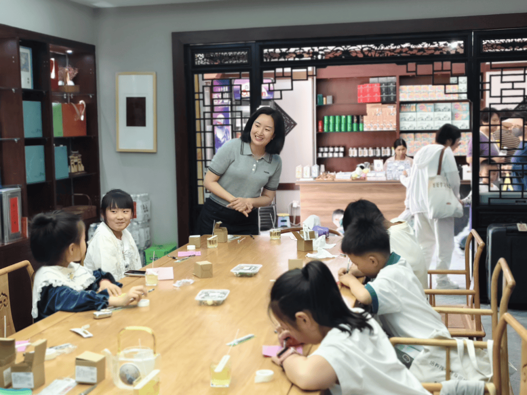 举办“以香传情·手作感恩”母亲节主题社教