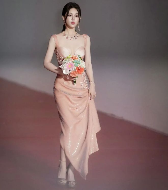 经把人香晕了 柔光潋滟开元ky棋牌赵露思已(图6)