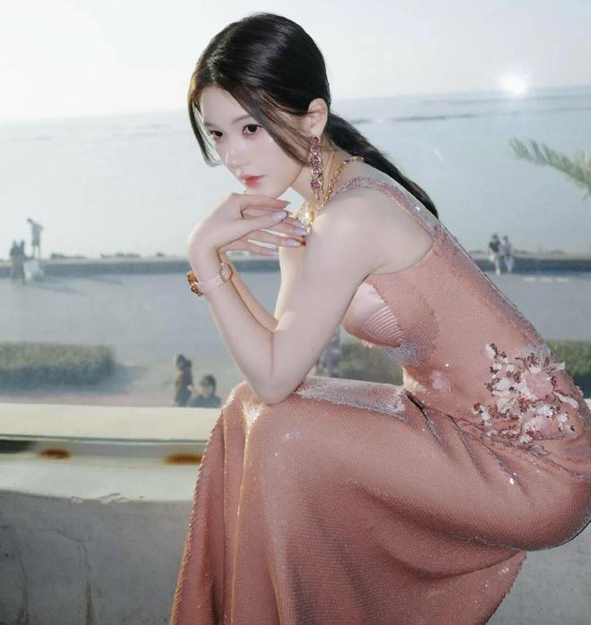 经把人香晕了 柔光潋滟开元ky棋牌赵露思已(图4)