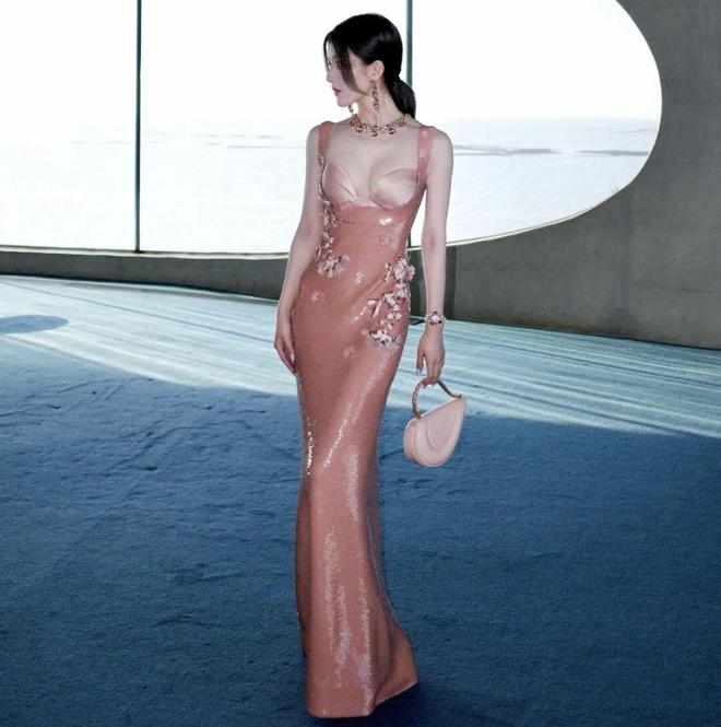 经把人香晕了 柔光潋滟开元ky棋牌赵露思已(图3)